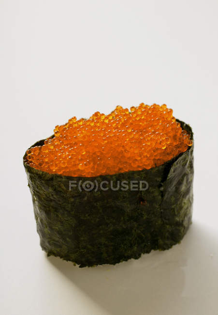 Gunkan-sushi avec tobiko — Photo de stock