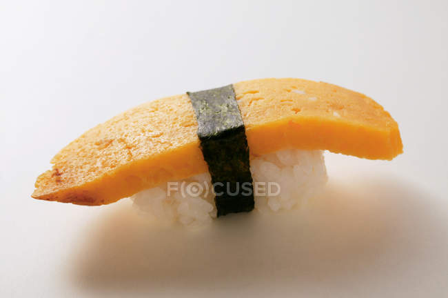 Nigiri-sushi with egg — Stock Photo