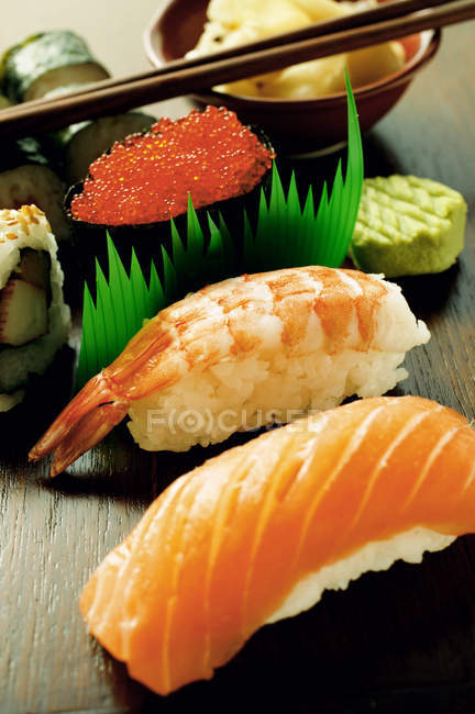 Sushi nigiri e gunkan maki — Fotografia de Stock