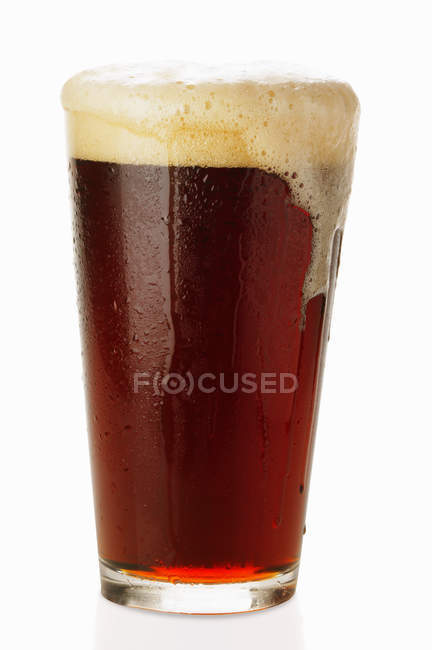 Cerveza oscura en vidrio - foto de stock