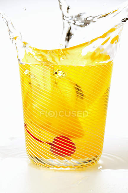 Тоник с лимоном и коктейльной вишней — стоковое фото