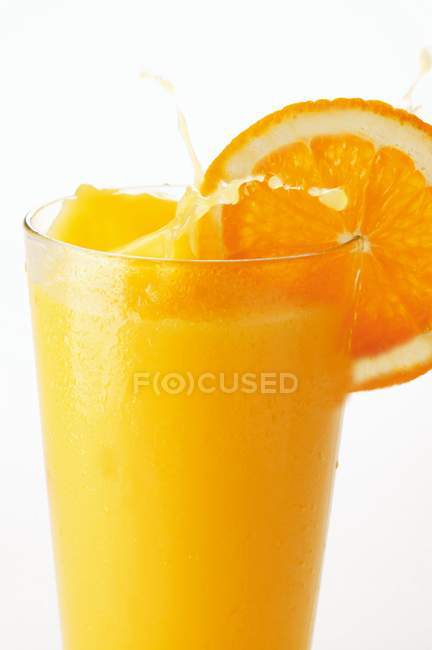 Sumo de laranja salpicando — Fotografia de Stock