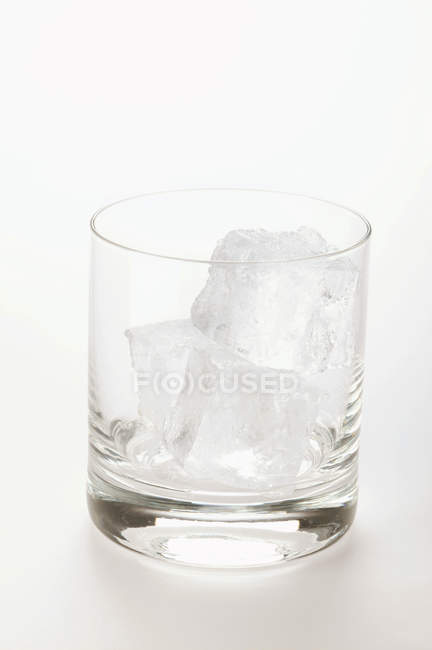 Порожнє скло з кубиками льоду — стокове фото