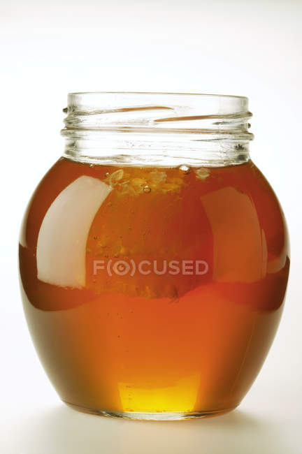 Miel dans un bol en verre — Photo de stock