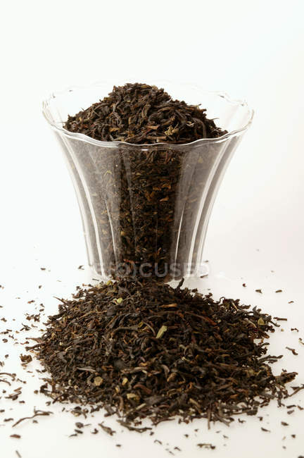 Сухой Цейлонский чай в миске — стоковое фото