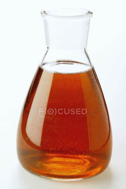 Vue rapprochée de l'huile de sésame dans la carafe de verre — Photo de stock