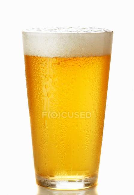 Cerveza ligera en vidrio - foto de stock