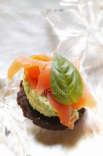Pumpernickel rounds with salmon — Stock Photo
