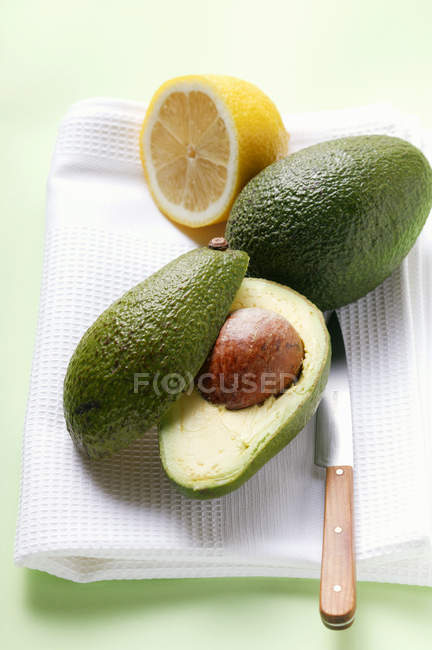 Fresh Avocados with lemon — Stock Photo
