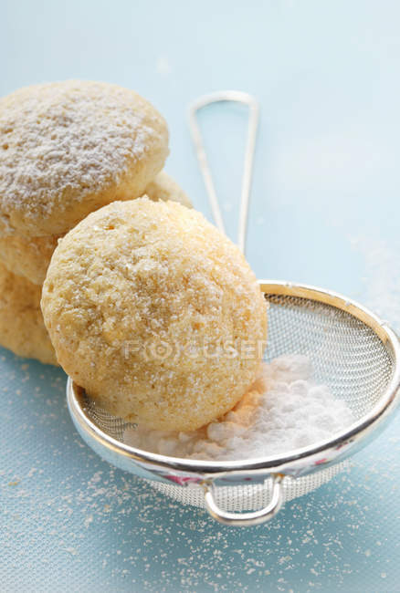 Biscoitos de esponja com açúcar de confeiteiro — Fotografia de Stock