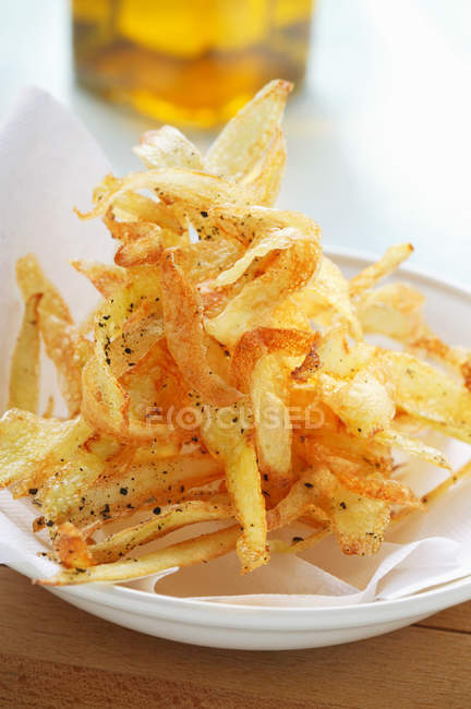 Pile of homemade potato crisps — Stock Photo