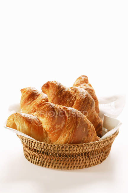 Croissants em cesta de pão — Fotografia de Stock