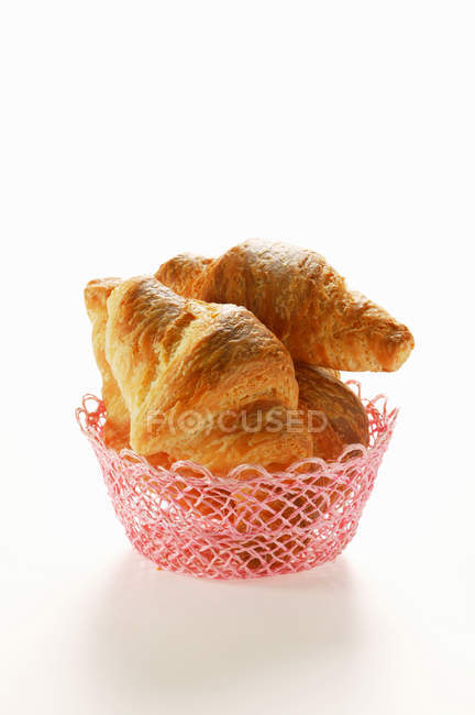 Croissants dans le panier à pain — Photo de stock