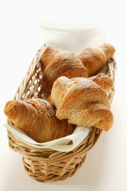 Croissant nel paniere — Foto stock