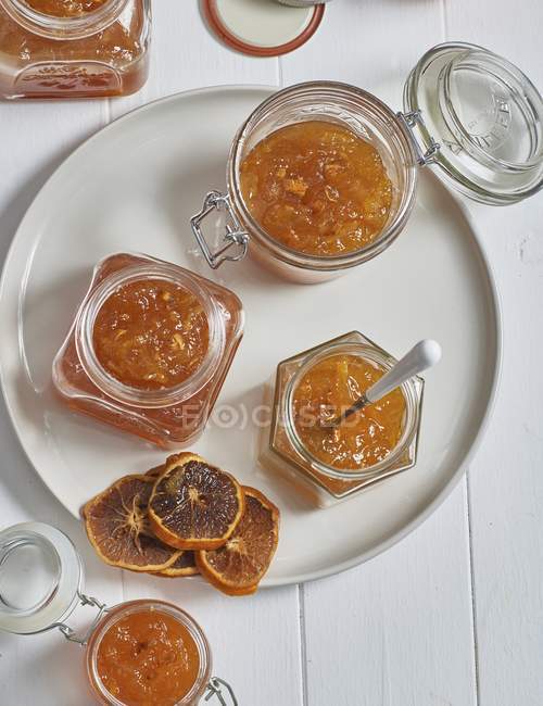 Vista superior de marmelada laranja em frascos de vidro — Fotografia de Stock