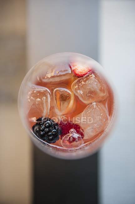 Close-up vista superior da bebida com bagas e cubos de gelo — Fotografia de Stock