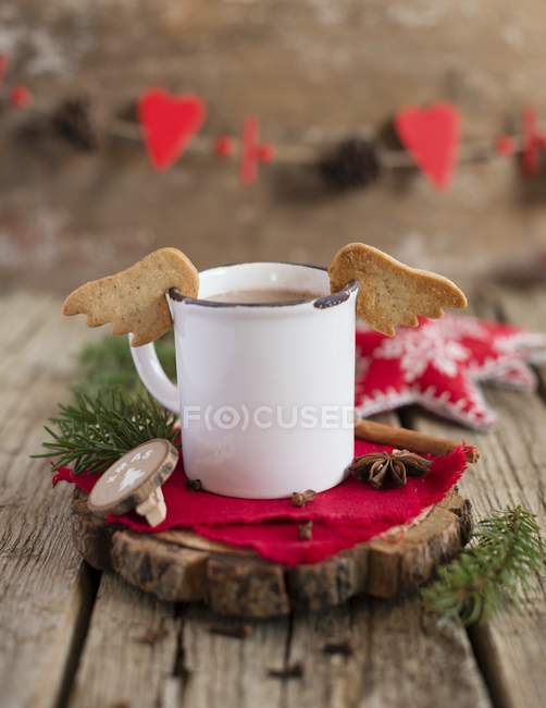 Closeup view of angel wings cookies on enamel mug — Stock Photo