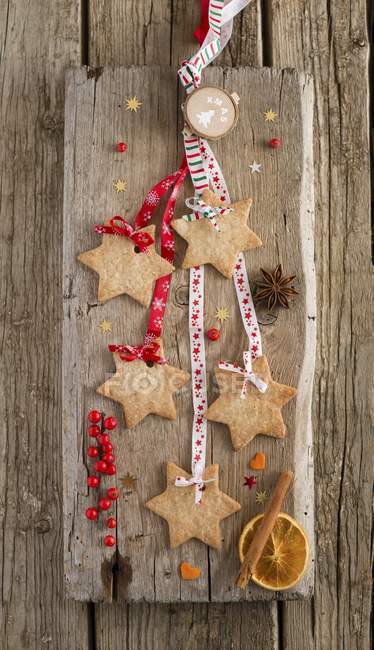 Cookies como decorações de árvore de Natal — Fotografia de Stock