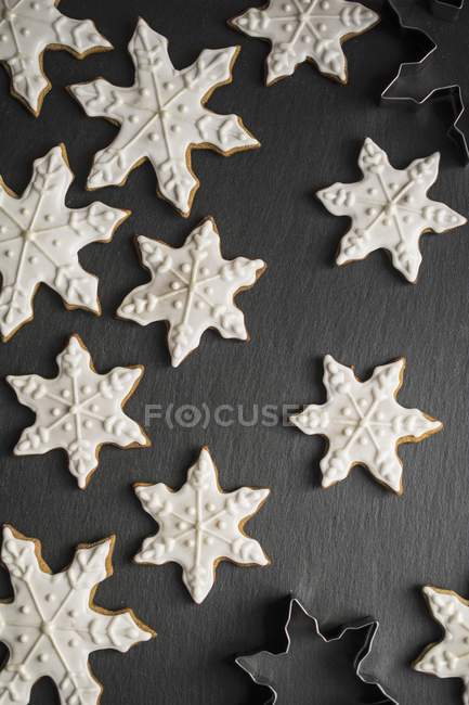 Snowflake-shaped gingerbread cookies — Stock Photo