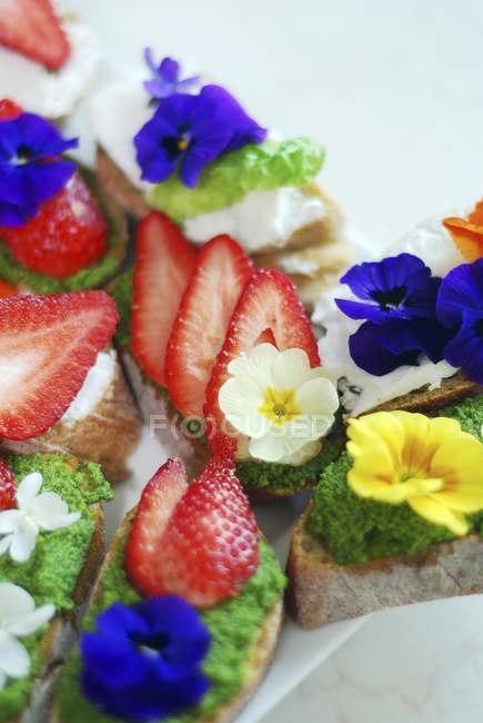 Bread with arugula pesto and strawberries — Stock Photo