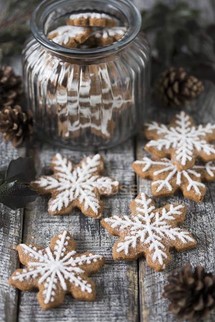 Gingerbread snowflake biscuits — Stock Photo