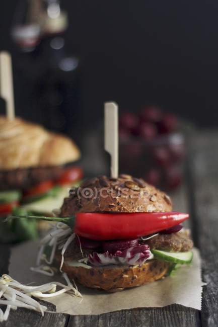 Бургер с пепперони и перцем чили — стоковое фото