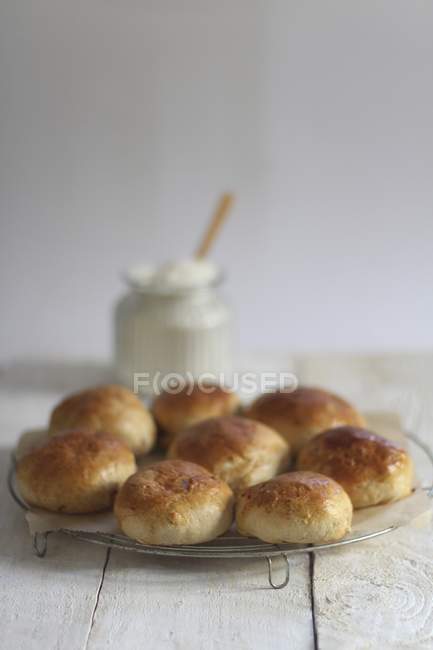 Rotoli di pane su una griglia di raffreddamento — Foto stock