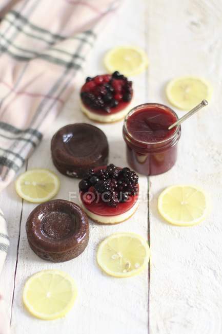 Chocolate cakes, fruits tartlets — Stock Photo