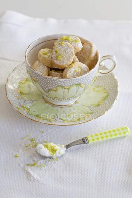 Biscotti di pasta frolla con scorza di lime — Foto stock