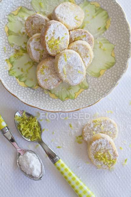 Shortbread biscuits with lime zest — Stock Photo