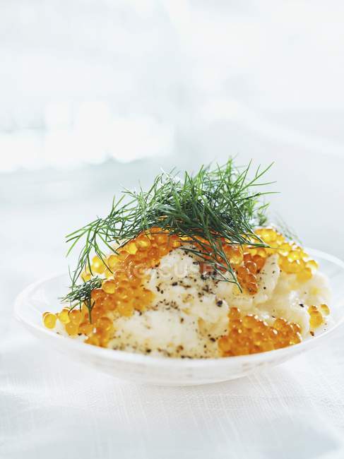 Mashed potatoes with salmon caviar — Stock Photo