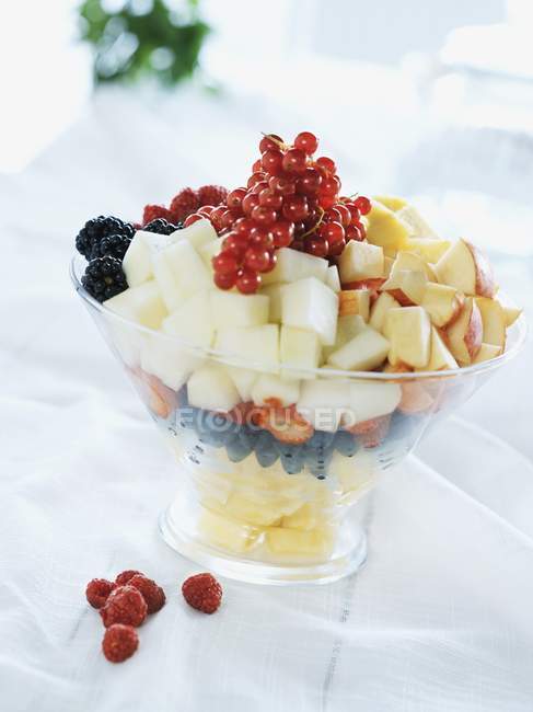 Ensalada de frutas con manzanas y grosellas rojas - foto de stock