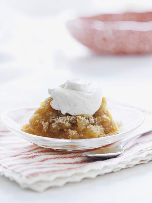 Primo piano vista di salsa di mele con crema alla vaniglia — Foto stock