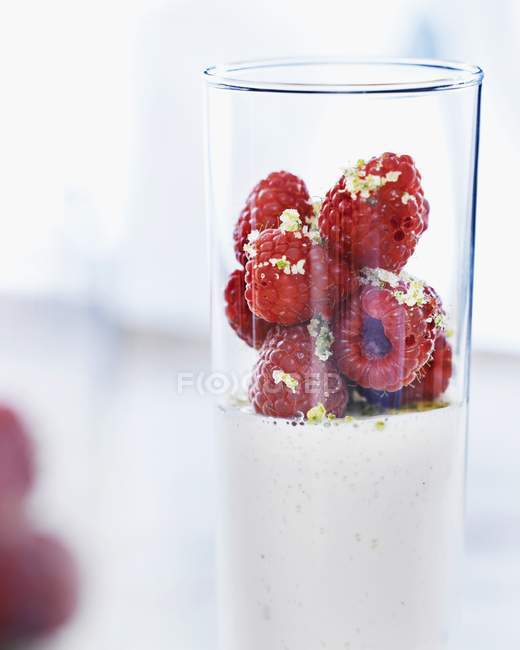 Batido de frutas en un vaso - foto de stock