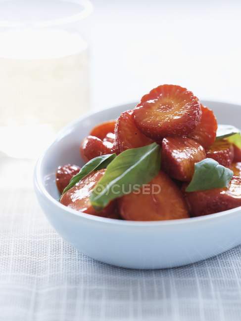 Erdbeersalat mit Basilikum — Stockfoto