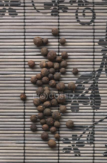 Bagas de pimenta na esteira de bambu — Fotografia de Stock