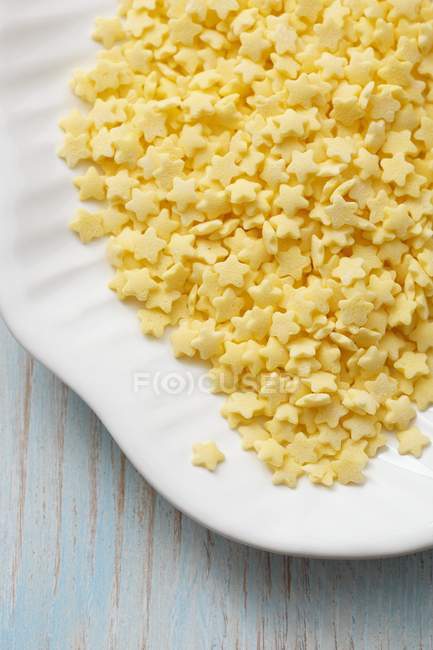 Крупный план сахарных звезд в белом блюде — стоковое фото