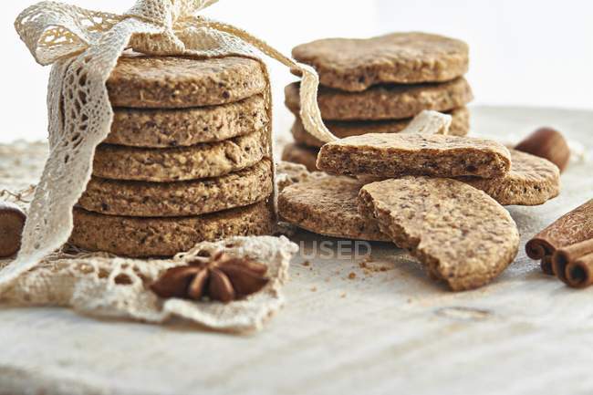 Biscuits au beurre attachés au ruban de dentelle — Photo de stock