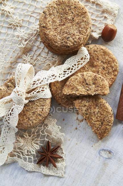 Butter biscuits tied with lace ribbon — Stock Photo