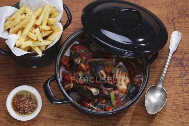 Mussel stew with potato chips — Stock Photo