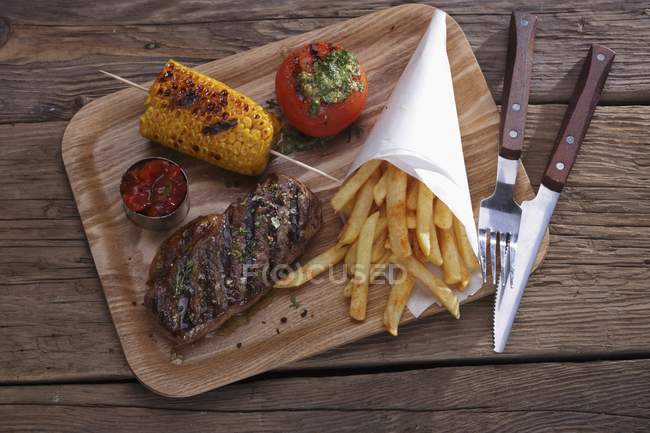 Beef sirloin with fried potato chips — Stock Photo