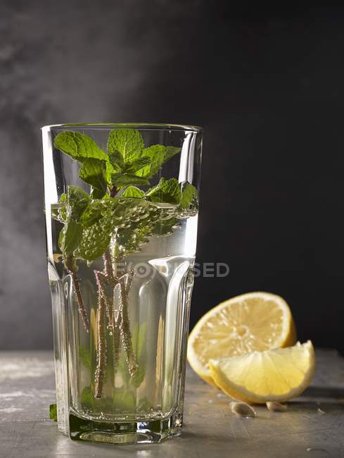 Мятный чай в стакане с лимоном — стоковое фото