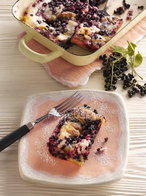 Крупним планом вид на пиріг з бузинами з ягодами — стокове фото