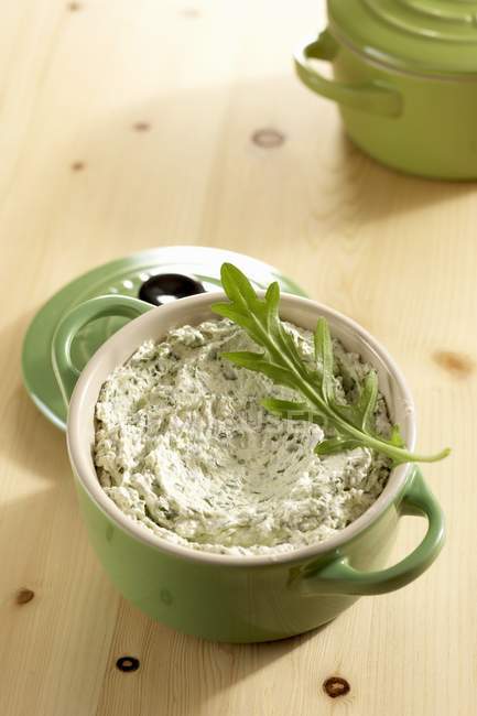 Elevated view of rocket butter in a green pot — Stock Photo
