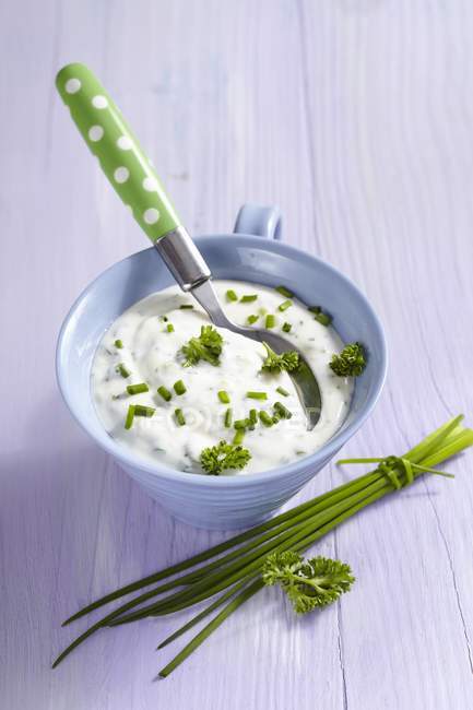 Yoghurt dressing with herbs — Stock Photo