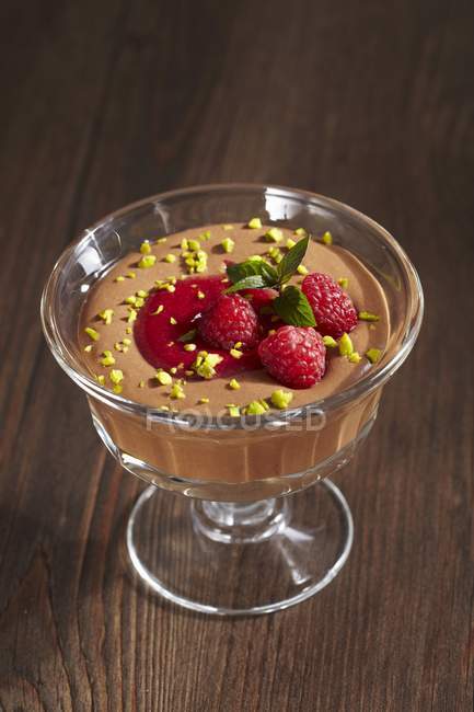 Vista de primer plano de Mousse au chocolat con frambuesas en vidrio - foto de stock