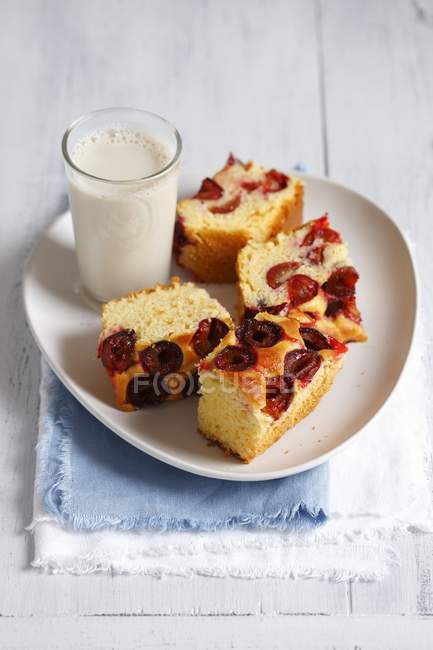Yeast cake with plums — Stock Photo