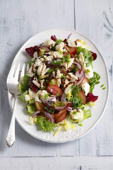 Salad with plums and mozzarella — Stock Photo