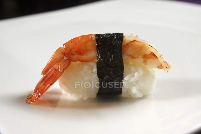 Nigiri sushi con gambas - foto de stock