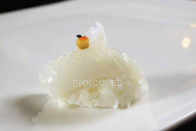 Нигири суши с кальмарами — стоковое фото